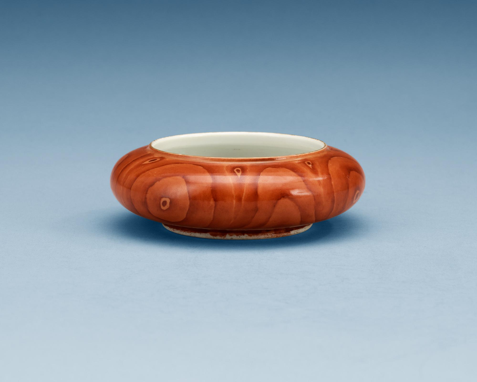 PENSELBAD, porslin. Qing dynastin, med Qianlongs sigillmärke i guld.