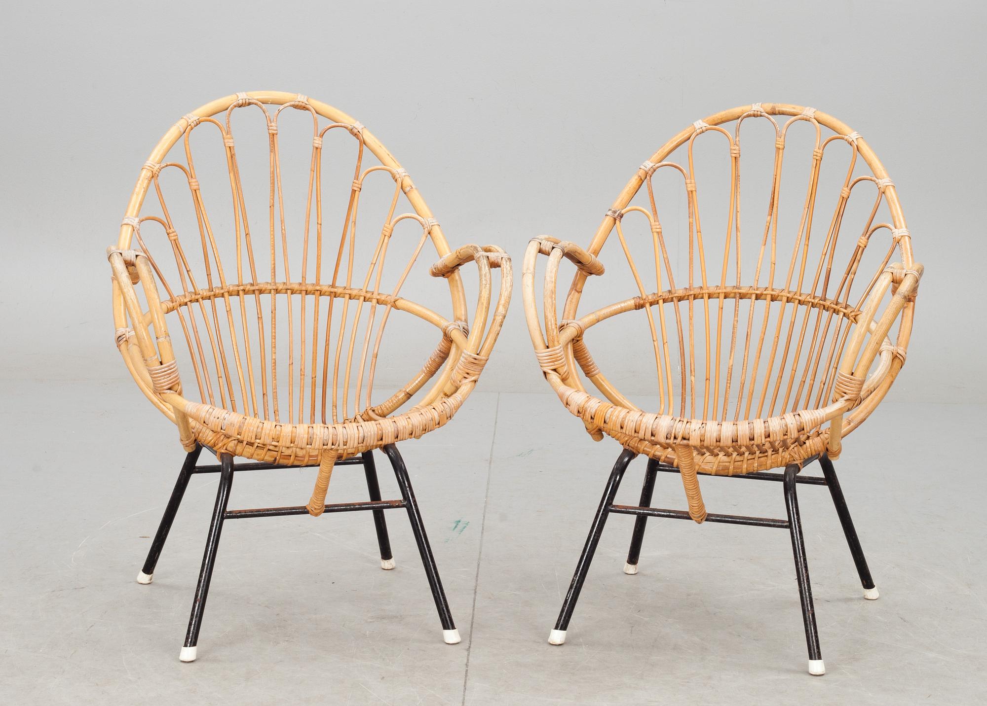 KARMSTOLAR, ett par, 1900-talets mitt.