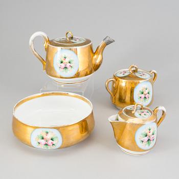 A 14 part porcelain tea set from M.S. Kuznetsov, Russia, late 19th Century.