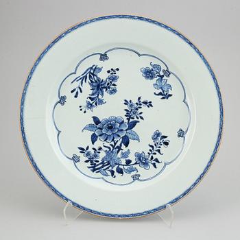 A blue and white serving dish, Qing dynasty, Qianlong (1736-95).