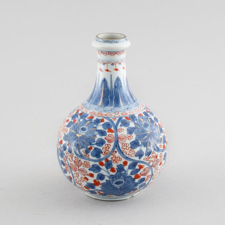 A Chinese 18th century porcelain vase.