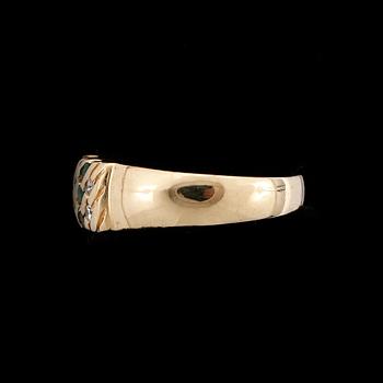 RING, 18k guld med smaragder och diamanter tot ca0,22ct. Vikt 4,8g.