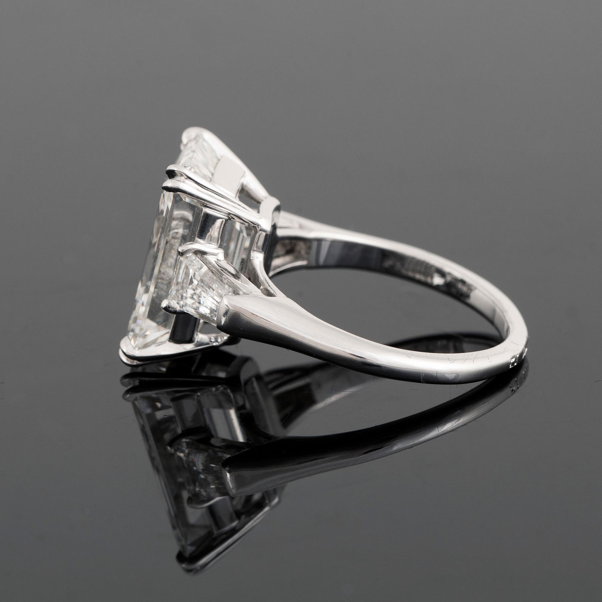 Ring platina med en smaragdslipad diamant.