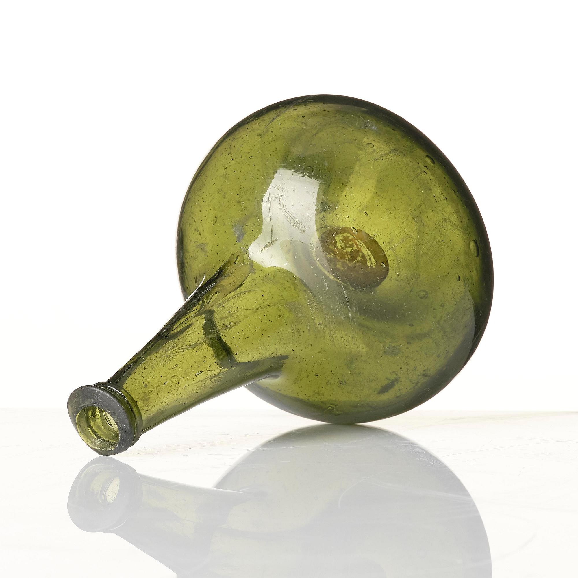 Flaska, grönt glas. Möjligen Henrikstorps glasbruk, 1700-tal.