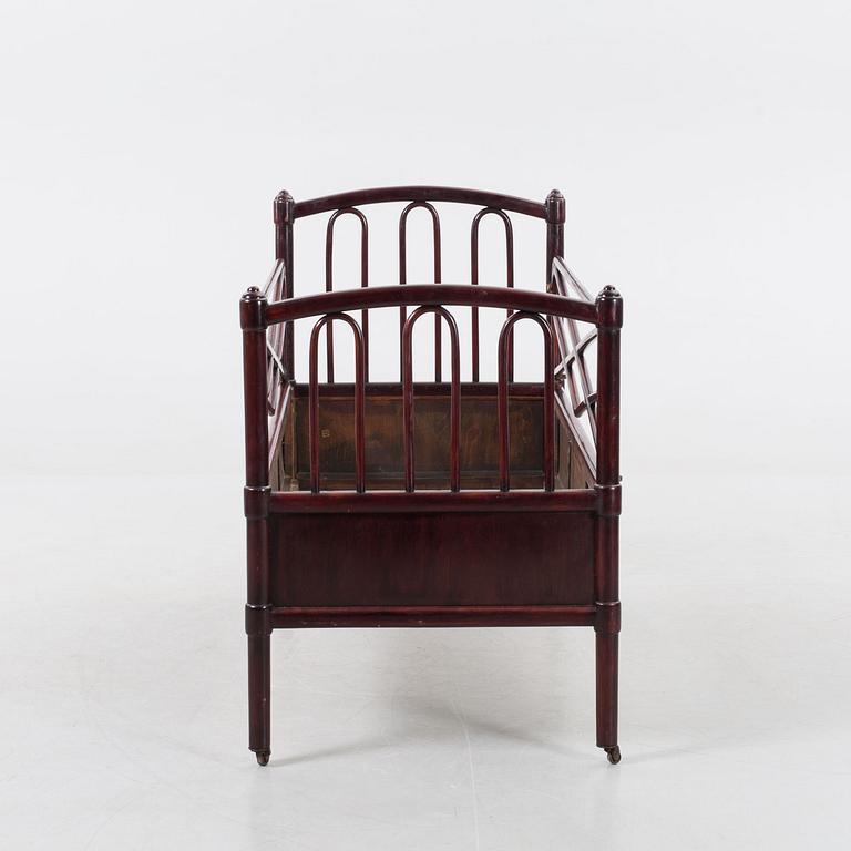 BARNSÄNG, etikettmärkt Thonet omkring 1900.