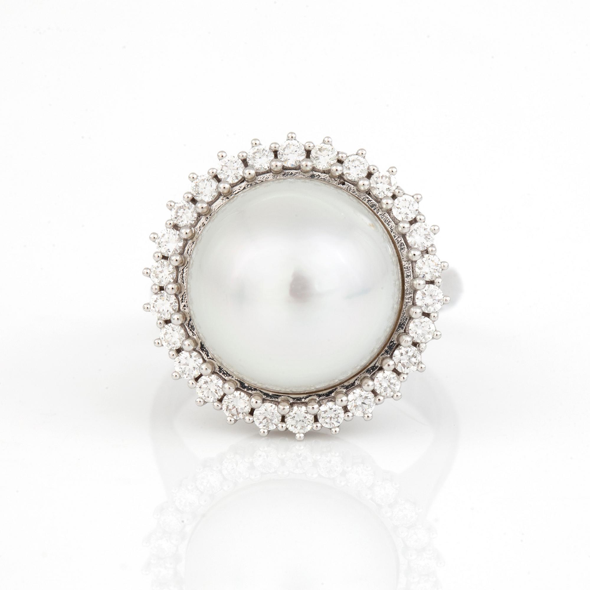 RING, 18K vitguld med odlad 'South Sea' pärla och diamanter totalt ca 0.53 ct. Total vikt ca 10,1 g.