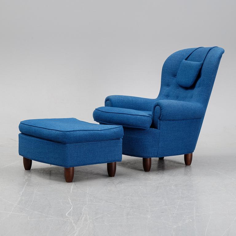 Carl Malmsten, a *jättepaddan' easychair and ottoman, AB O.H. Sjögren, Tranås, 2014.