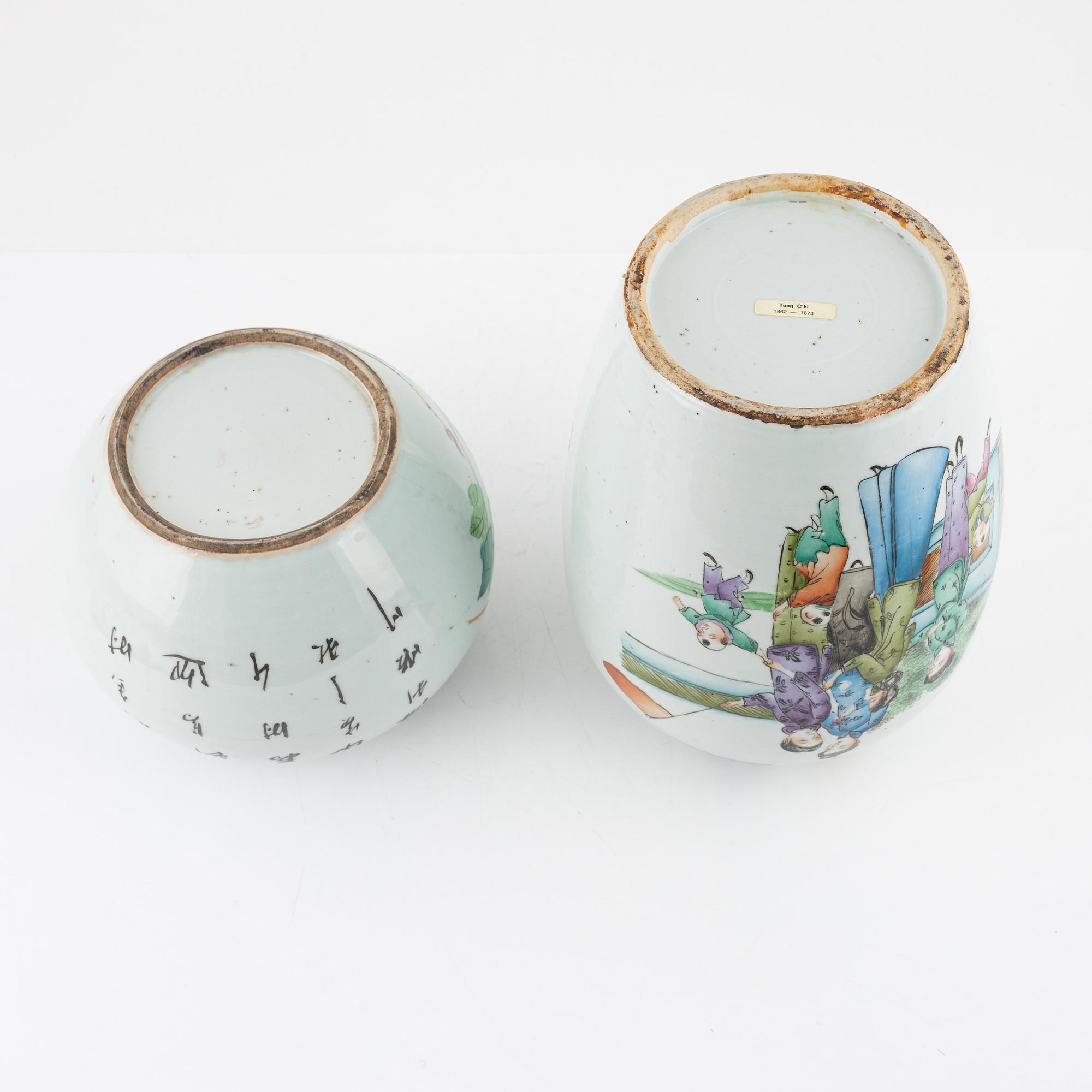 A Chinese umbrellastand, two jars with cover and a pair of vases/table lamps, 20th century.