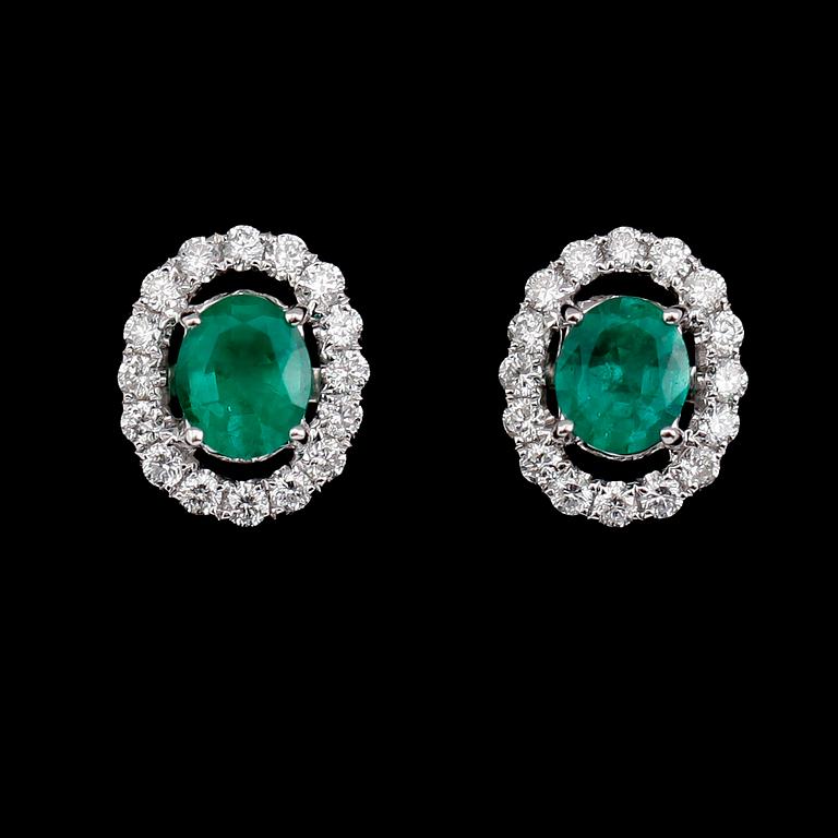 ÖRHÄNGEN, 1 par, 18 k vitguld, briljantslipade diamanter tot 0.55 ct, smaragder tot 0.98 ct.