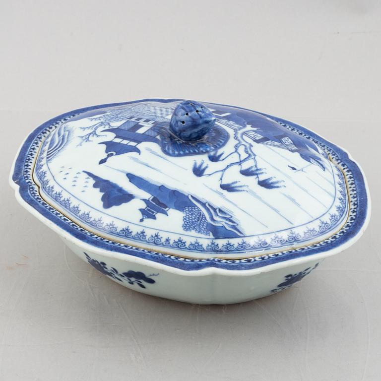 A Chinese export porcelain tureen with cover and a charger, Qing dynasty, Qianlong (1736-95).