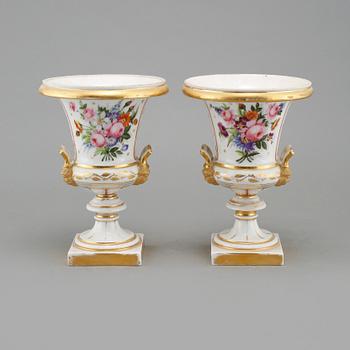 URNOR, ett par, porslin, empire-stil, 1900-talets första hälft.