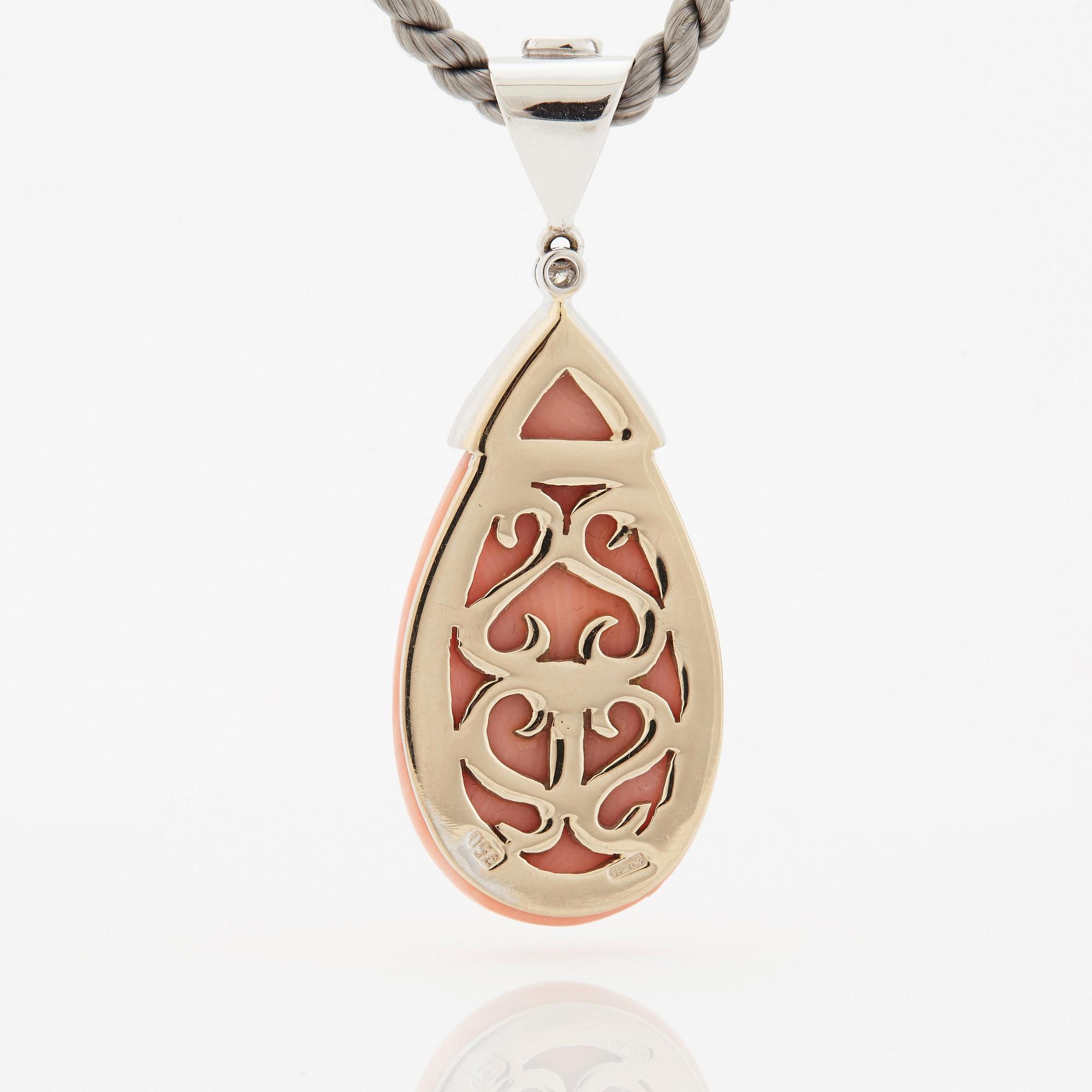 Hängsmycke 18K vitguld med en koralldroppe och runda briljantslipade diamanter.