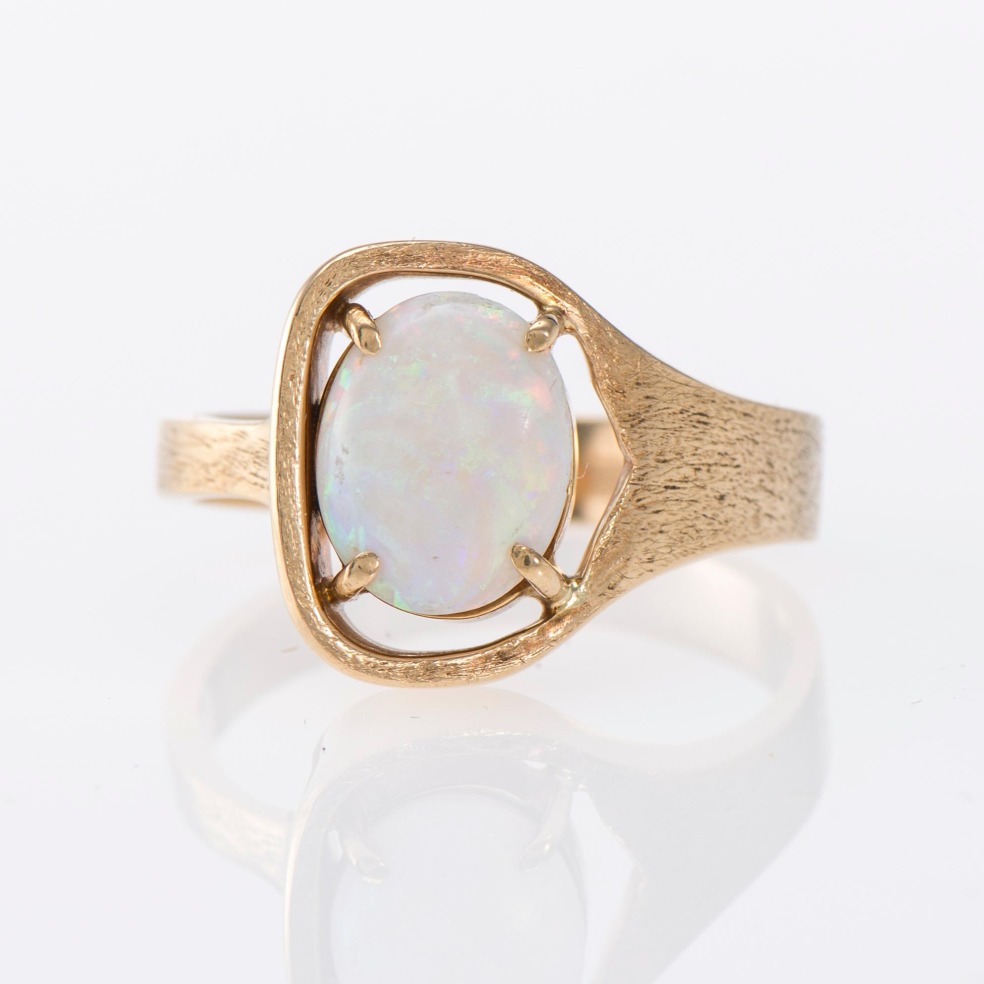 RING, 18K guld, opal. Vikt ca 6,4 g.