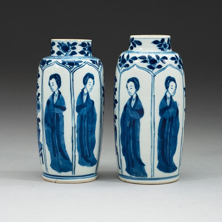 A matched pair blue and white vases, Qing dynasty Kangxi (1662-1722).