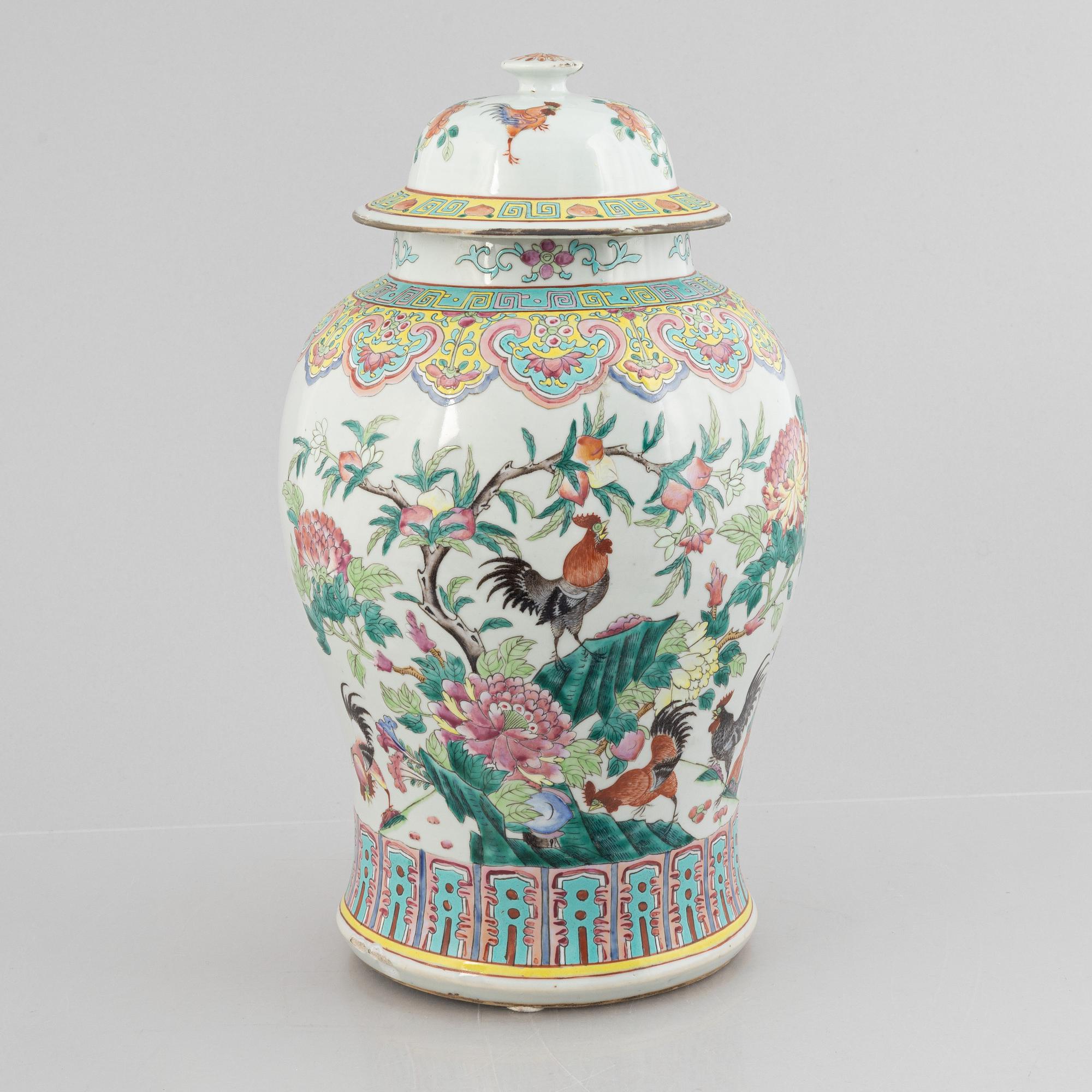A famille rose 'rooster' jar with cover, Qing dynasty, circa 1900.