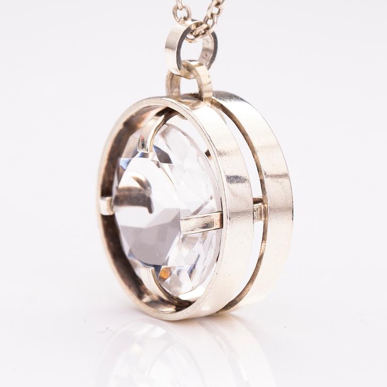 ERIK GRANIT, SORMUS, KAULAKORU ja RANNEKORU, hopeaa ja vuorikidettä. Helsinki 1962-81.