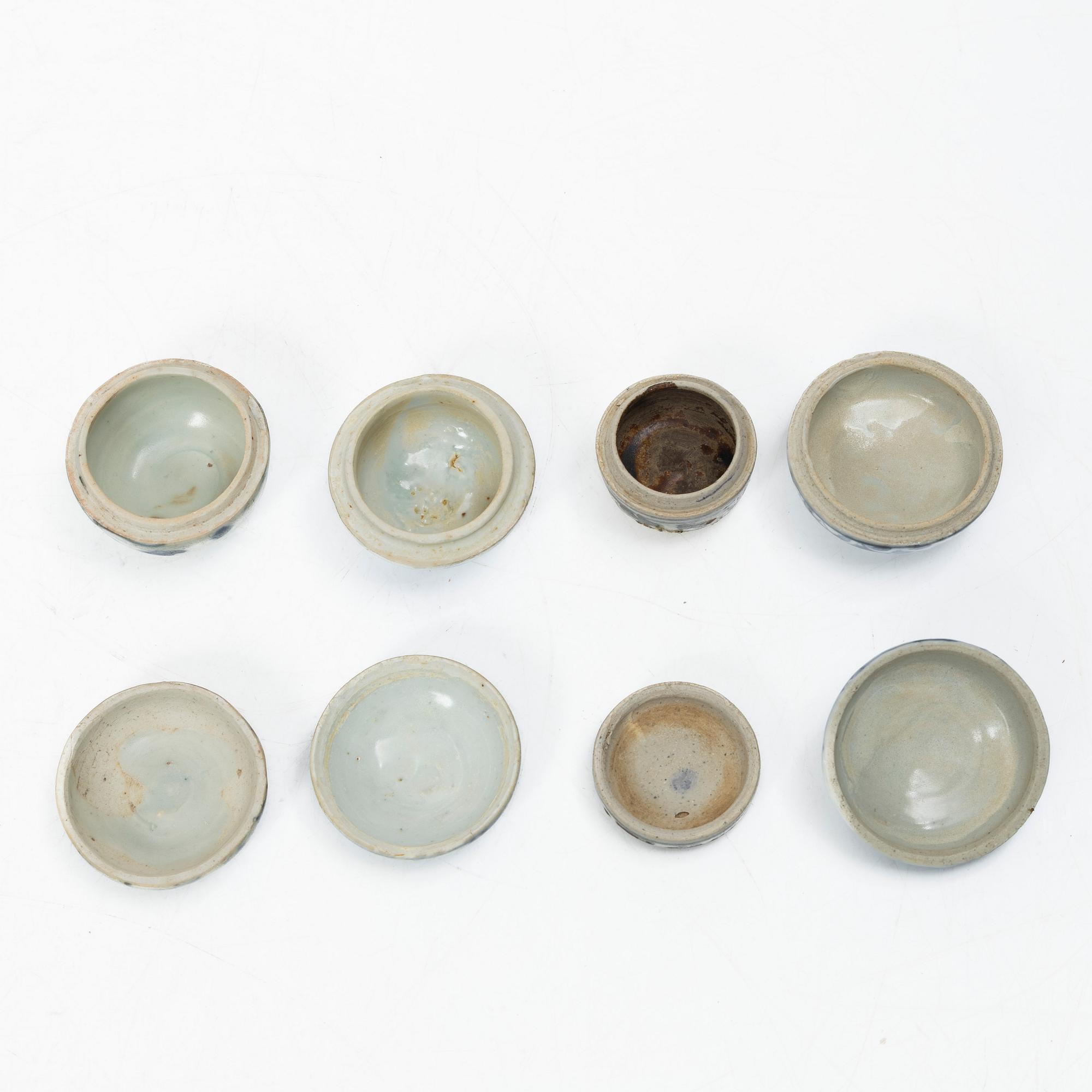 Vaser, tre stycken, askar med lock, fyra stycken samt skål, porslin, Kina, delvis Mingdynastin.