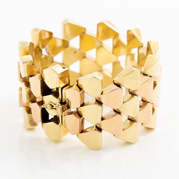 A bracelet 14K gold in two colours.