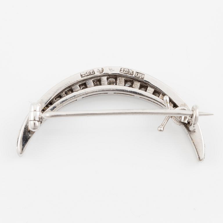 Brosch 18K vitguld med runda briljantslipade diamanter.