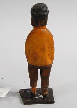 SKULPTUR, trä, enligt påskrift under "är gjord av Erik Olsson".