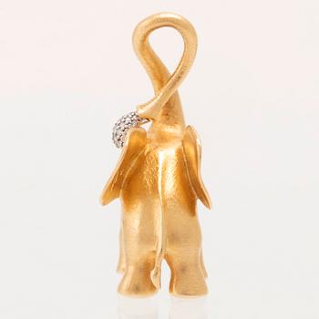 Ole Lynggaard, "Elephant pendant large" in 18K gold with round brilliant-cut diamonds.