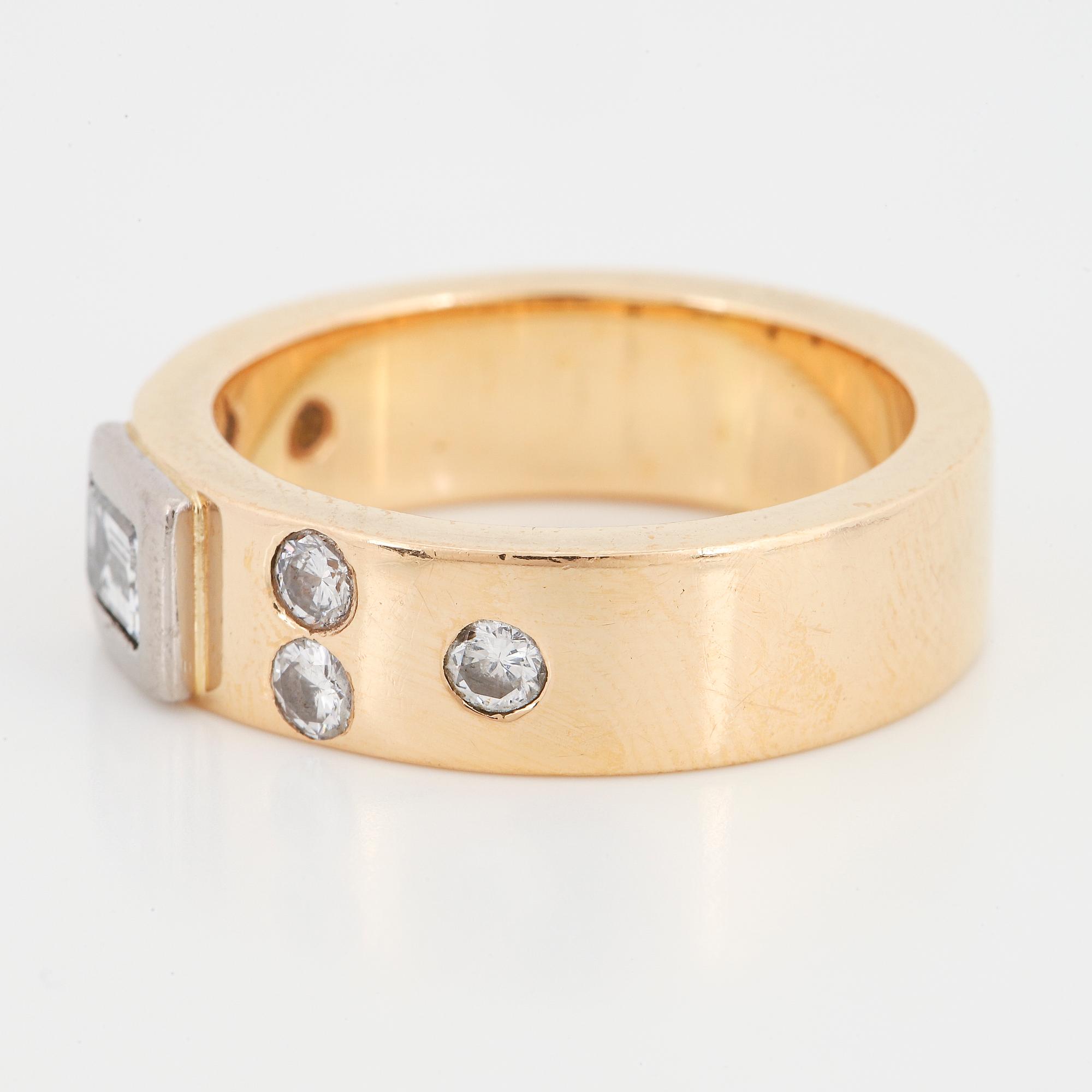 RING, 18K guld med smaragdslipad diamant och mindre briljantslipade diamanter.