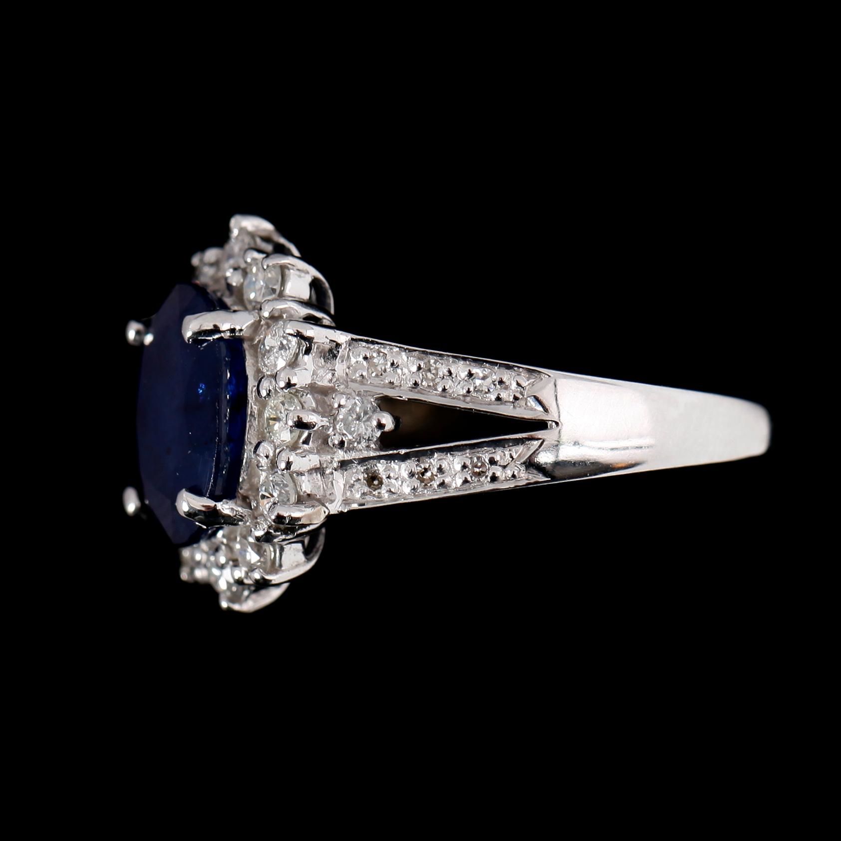 RING, 14 k vitguld, safir, briljantslipade diamanter.