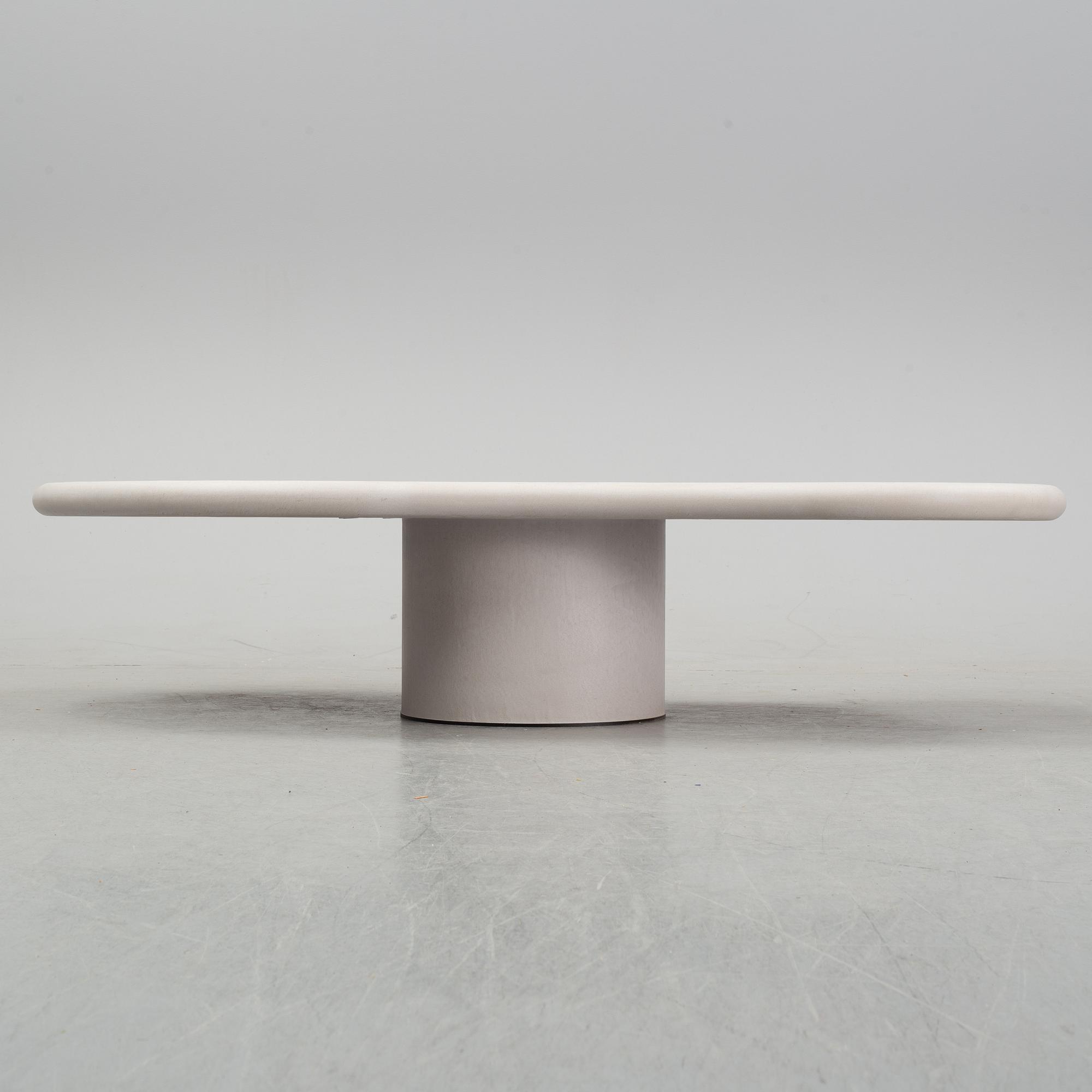 Bieke Casteleyn, soffbord, "Out of line", samtida.