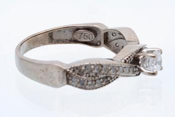 Ring 18K vitguld med 1 briljant ca 0,30 ct och briljanter ca 0,15 ct totalt.