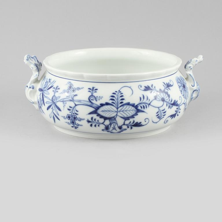SKÅL MED HÄNKLAR, porslin, "Lökmönstret", Meissen, 1900-talets andra hälft.