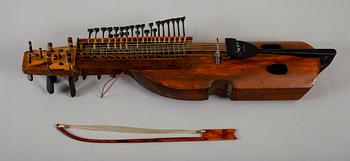 NYCKELHARPA MED STRÅKE, sekelskiftet 1900.