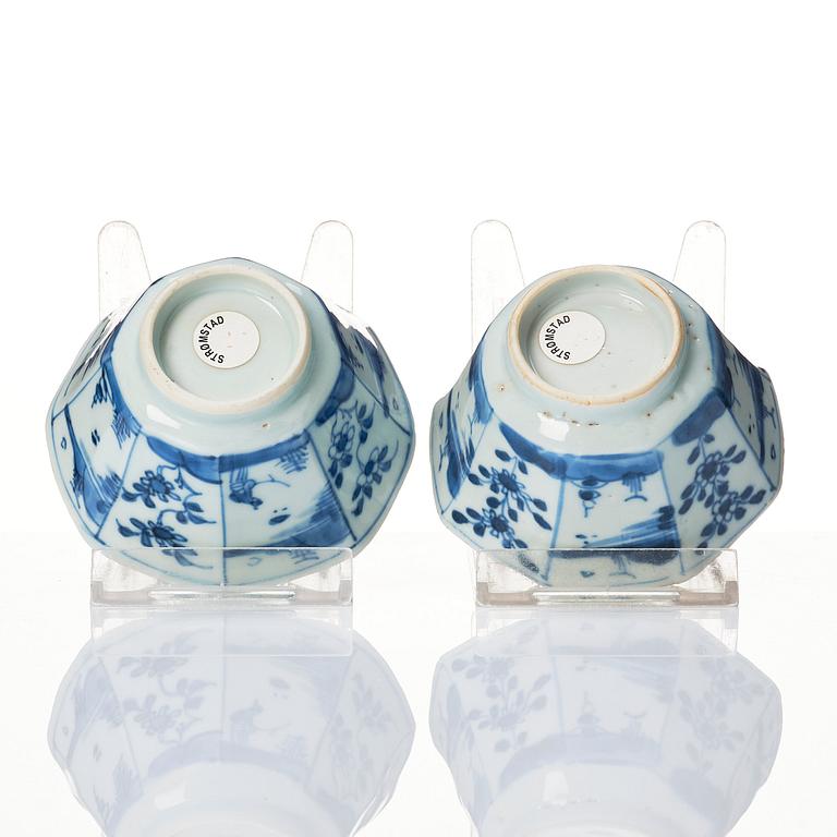 A pair of octagonal blue and white cups with stands, Qing dynasty, Kangxi (1662-1722).