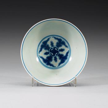 SKÅL, porslin. Qing dynastin, med Guangxus sex karaktärers märke och period (1875-1908).