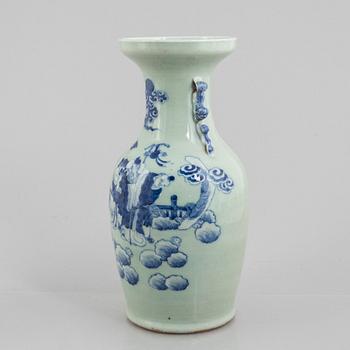 A porcelain vase, China, Qing dynasty, 19th century.