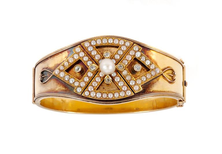 ARMBAND, guld med orientaliska pälor och gammaslipade diamanter, tot. ca 0.30 ct.