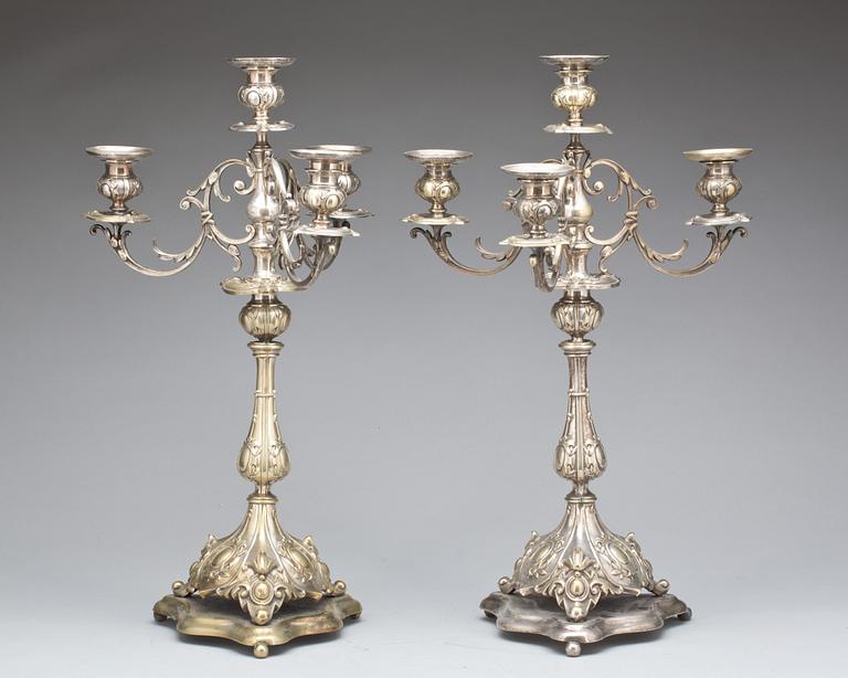KANDELABRAR, ett par, nysilver. Guldsmedsbolaget, Stockholm. Omkring 1900.