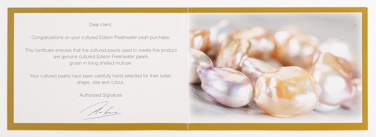 Pärlcollier, med odlade barockformade sötvattenspärlor.