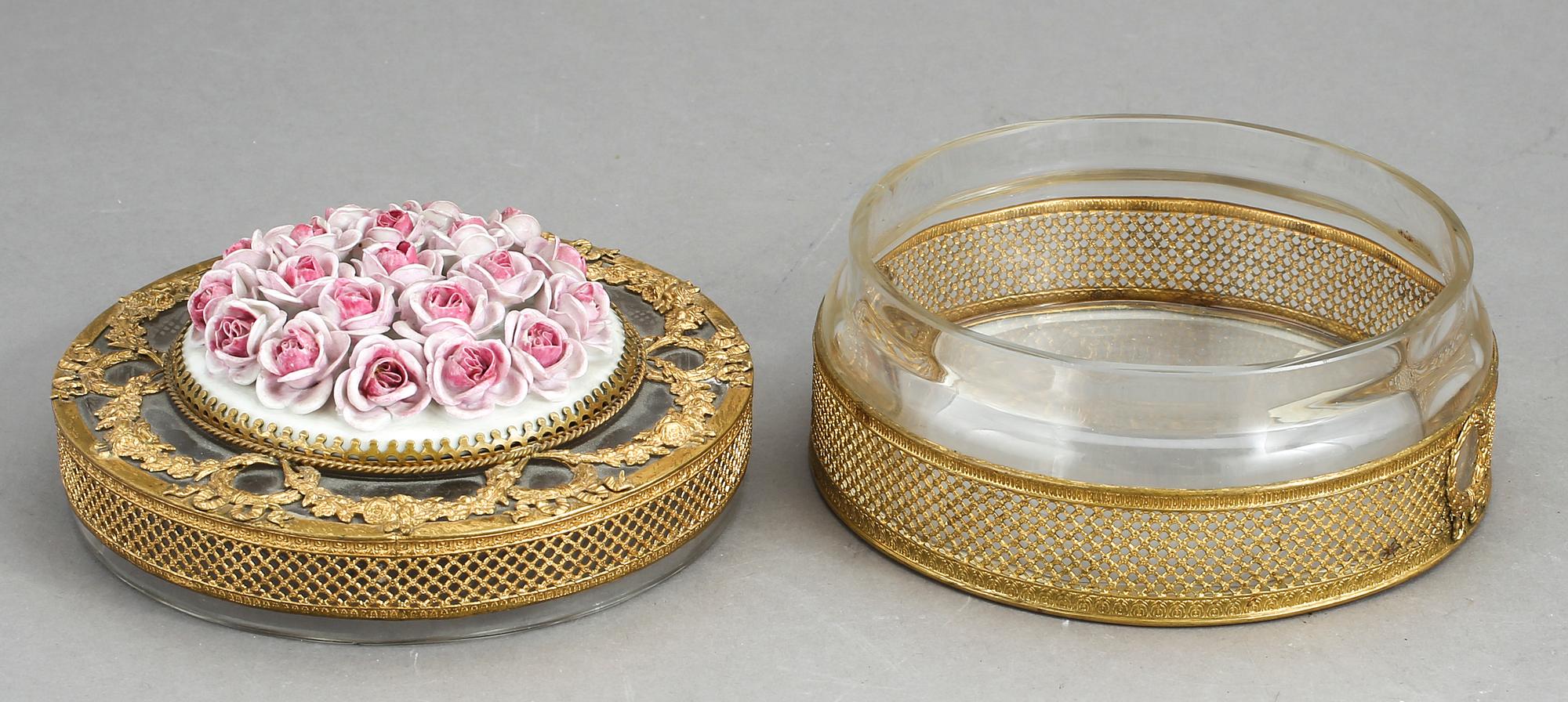 SKÅL MED LOCK, gustaviansk stil, omkring år 1900.