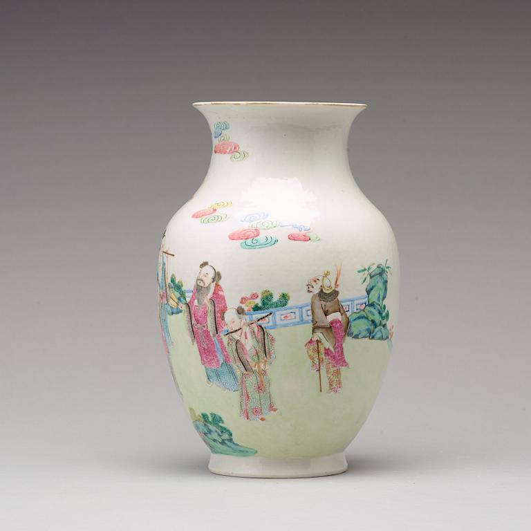 A famille rose vase, Qing dynasty, 19th century.