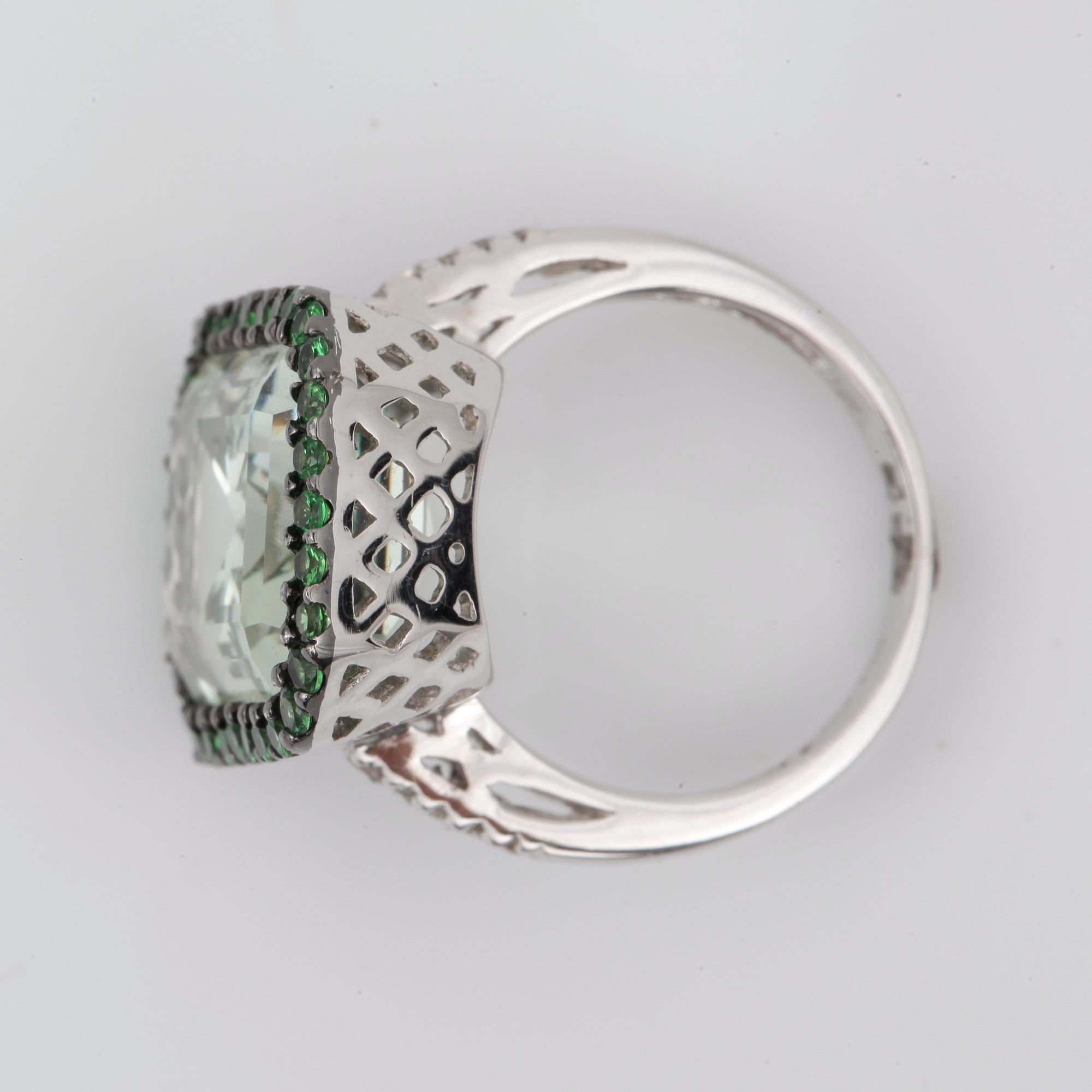 RING, med prasolit 11.15ct, tsavoriter och briljanter.