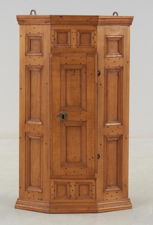 HÖRNSKÅP, 1700-tal.