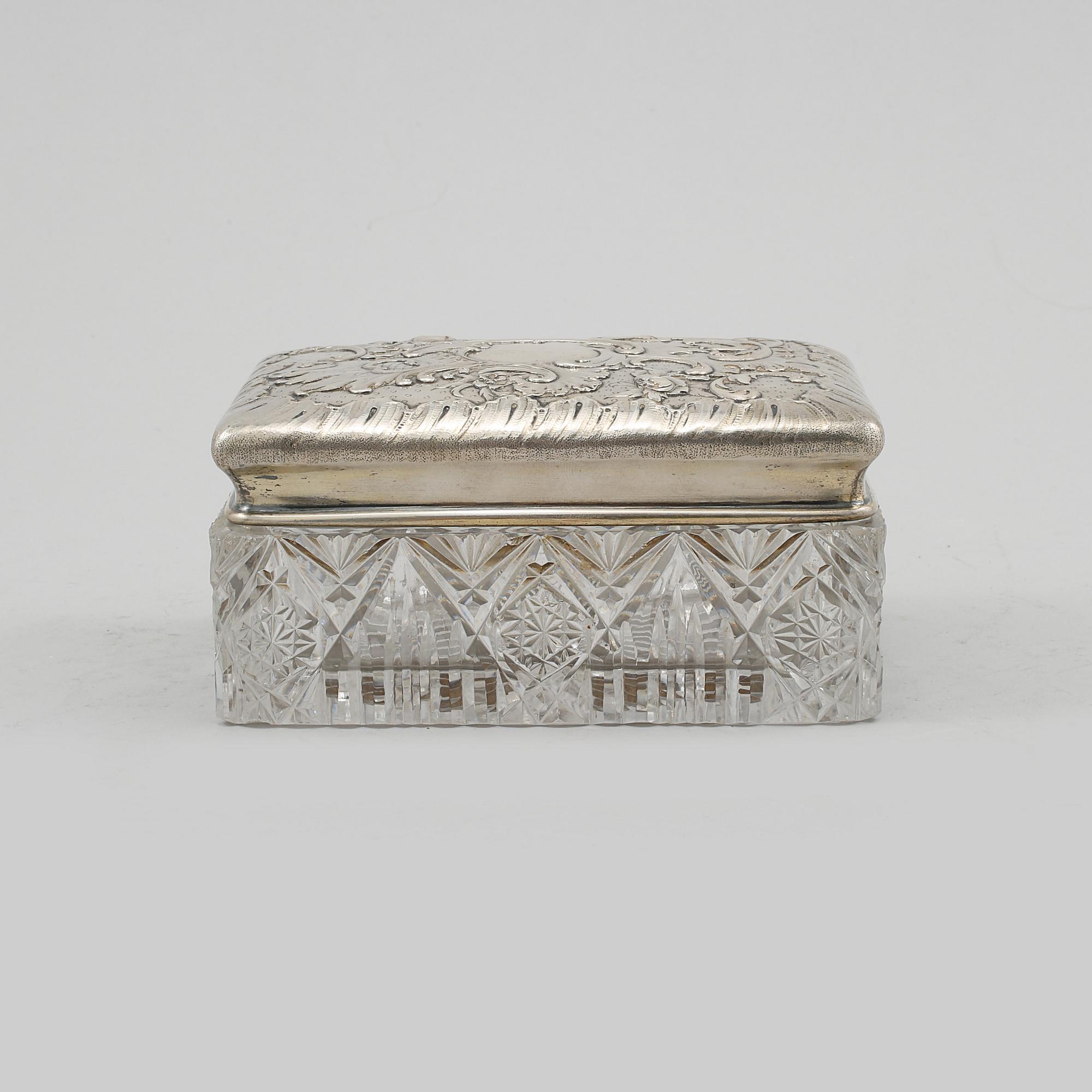 TOILETTEASK, silver och glas, C. G. Hallberg, 1899.