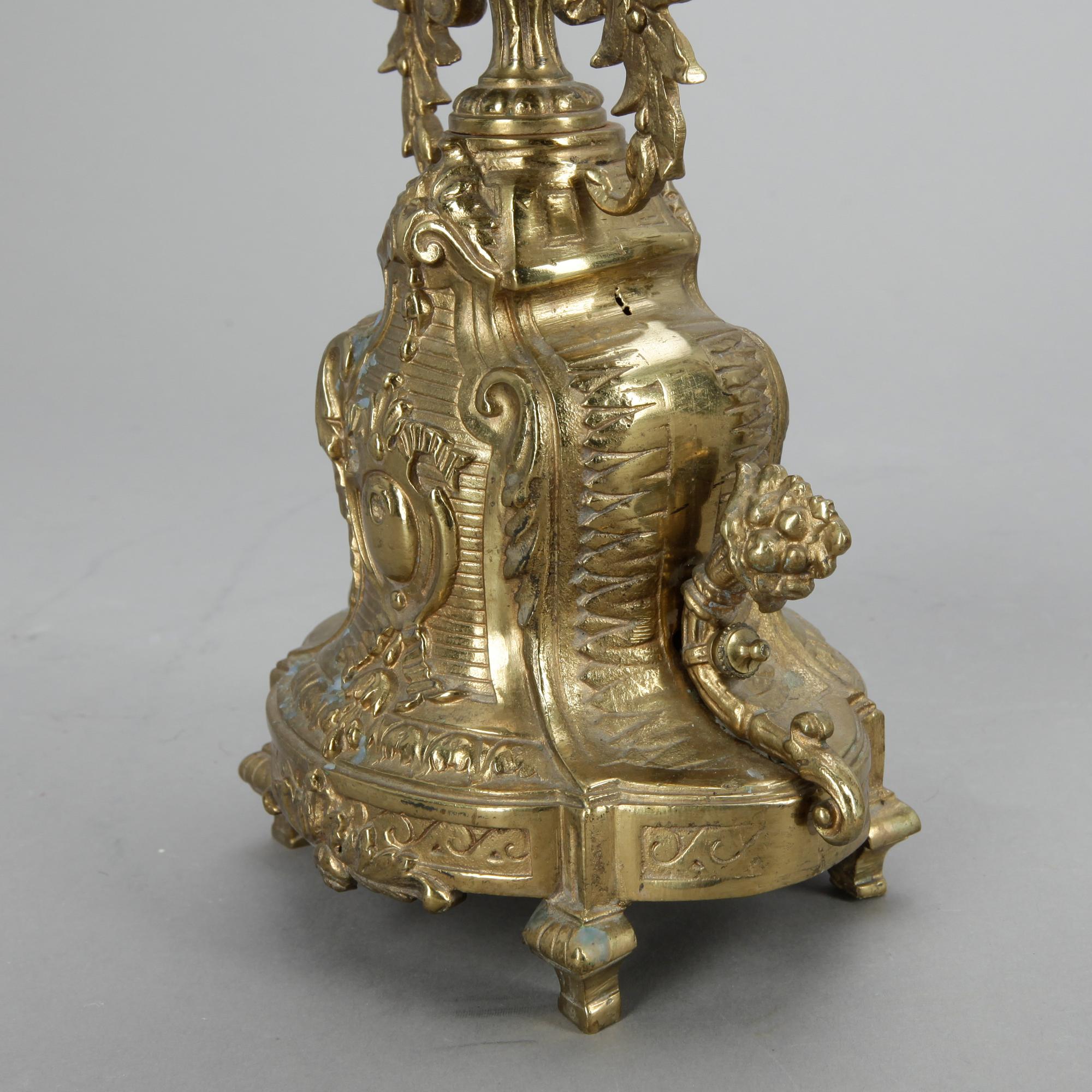 GARNITYR MED BORDSPENDYL OCH ett par KANDELABRAR, mässing, porslin, Louis XVI-stil, sannolikt omkring sekelskiftet 1900.