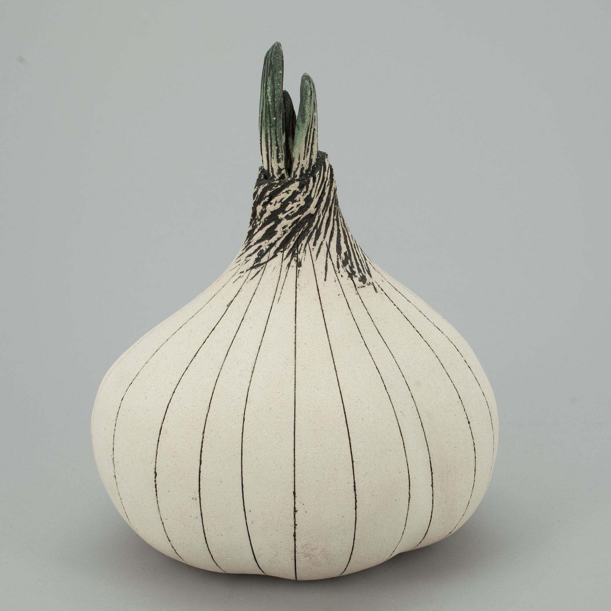 KERAMIKSKULPTUR, Vitlök. Sign. GOG/JL, Arabia Finland.