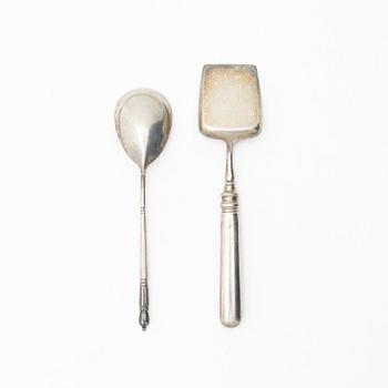 Serveringsspade samt kaviarsked, silver, bl a WA Bolin, Moskva 1898-1914.