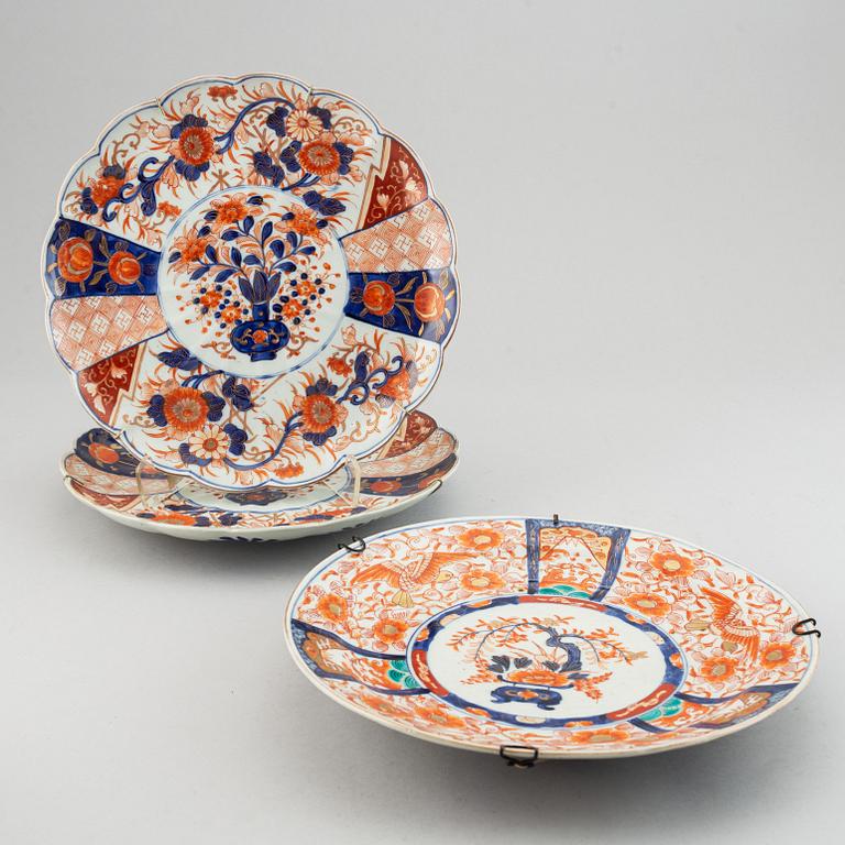 A set of seven imari dishes, Japan, late 19th Century and 20th Century.