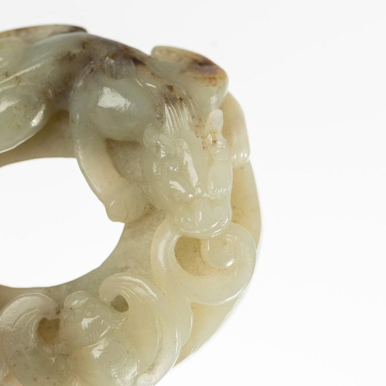 A scultpured nephrite object, Qing dynasty, circa 1900.