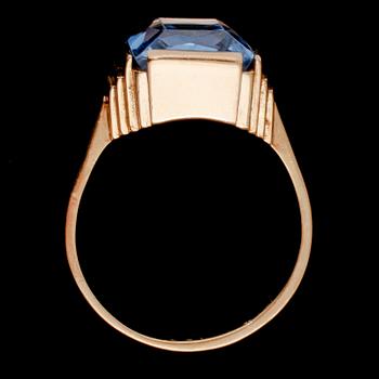 RING, 18k guld med fasettslipad syntetisk spinell, Göteborg, 1900-talets andra hälft. Vikt 8 g.