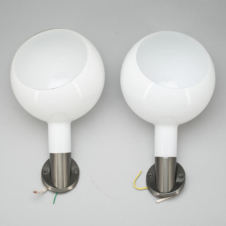 VÄGGLAMPOR, ett par, "Parola", Fontana Arte, modern tillverkning.