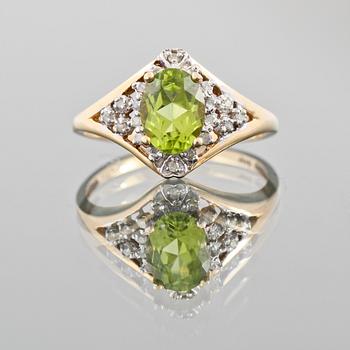 RING, 14K guld med ovalslipad peridot samt fasettslipade diamanter ca 0.50 ct. Vikt 2,8 g.